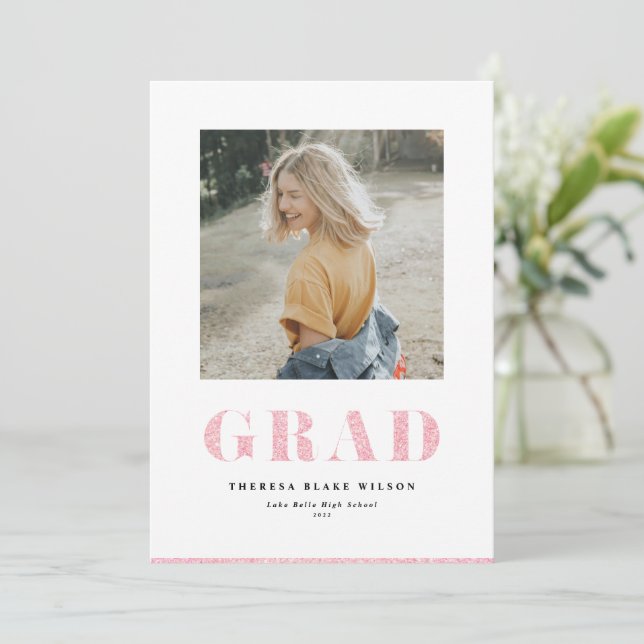Rosa Glitzer Fett GRAD Typografie Abschluss Foto Ankündigung (Stehend Vorderseite)