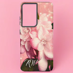 Rosa Glitzer Gardenia Monogram Samsung Galaxy Hülle<br><div class="desc">Delikate rosa Gärten,  leicht mit Glitzer auf einem rosa Hintergrund verstaubt. Ihre Initialen über einem der Blätter.</div>