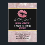 Rosa Glitzer Lips & Rose Gold Tropische Blätter Einladung<br><div class="desc">Geburtstagsparty mit einem Hintergrund aus Rose goldgelben tropischen Blätter. Oben platziert ist ein schwarzer Rahmen mit einem goldenen Imitat-Glitzer Rahmen,  innen sind rosa glitterige Lippen.</div>