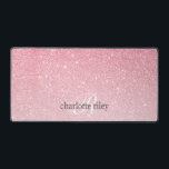 Rosa Glitzer Ombre Mit Monogramm Girly Schreibtischunterlage<br><div class="desc">Elegante und eindrucksvolle Monogramm-Schreibtischmatte mit einem feminin rosa glitzernden Glitzer ombre Hintergrund Anpassen Sie es mit zwei Textzeilen in eleganter moderner Typografie . Ein elegantes Design für alle Schönheitssalons,  Friseure,  Boutiquen,  Hochzeitsplaner,  Schmuckdesigner,  Innenarchitekten,  Anwältin und Anwältin,  und für alle Business Babe!</div>