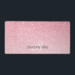 Rosa Glitzer Ombre Mit Monogramm Girly Schreibtischunterlage<br><div class="desc">Elegante und eindrucksvolle Monogramm-Schreibtischmatte mit einem feminin rosa glitzernden Glitzer ombre Hintergrund Anpassen Sie es mit zwei Textzeilen in eleganter moderner Typografie . Ein elegantes Design für alle Schönheitssalons,  Friseure,  Boutiquen,  Hochzeitsplaner,  Schmuckdesigner,  Innenarchitekten,  Anwältin und Anwältin,  und für alle Business Babe!</div>