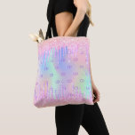 Rosa Glitzer Regenbogen-Hologramm Tasche<br><div class="desc">Ein Regenbogen,  einfarbiger holografischer Hintergrund. Dekoriert mit rosa und lila Imitaten Glitzer Tropfen,  Farbe Tropflook. Personalisieren und fügen Sie Ihre Monogramm-Initialen,  lila Buchstaben. Ihr Monogramm als Hintergrundmuster.</div>