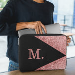 Rosa Glitzer Schwarzes Monogramm Laptopschutzhülle<br><div class="desc">Fügen Sie Ihren technischen Accessoires eine Touch von Luxus und Eleganz mit unserem rosa Glitzer Black Monogram Laptop Sleeve hinzu. Dieser Ärmel ist für Stil und Schutz konzipiert und behalte Ihren Laptop-Safe, während Sie eine kühne Aussage machen. Ein schwarzer Hintergrund mit einem glänzenden rosa Glitzer Monogramm verleiht ihm ein personalisiertes...</div>