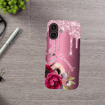 Rosa Glitzer Tropfen Bordeaux Metallfloralen Name iPhone 16 Hülle<br><div class="desc">Rosa Imitate Glitzer Tropfen,  Paint Tropfen auf einem bordeauxfarbenen Imitat metallisch aussehen Hintergrund. Burgund und Rose goldfarbene Blume. Vorlage für Ihren Namen. Der Name in Pastellrosa ist mit einem modernen und trendigen Handschrift geschrieben. Geschwungener Text, </div>