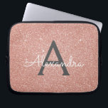 Rosa-Glitzer und Sparklogramm Laptopschutzhülle<br><div class="desc">Rosa Rose Gold Imitate Glitzer und sparkle Elegant Monogram Case. Dieser Fall kann angepasst werden,  um Ihren Anfangs- und Vornamen und macht ein großartiges Sweet 16 oder Weihnachten Geschenk.</div>