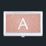 Rosa-Glitzer und Sparklogramm Visitenkarten Dose<br><div class="desc">Rosa Rose Gold Imitate Glitzer und sparkle Elegant Monogram Visitenkartenhalter für Schönheit beruflich wie eine Skin Care,  Microblading,  Eyelash Extensions,  Haar oder Makeup Beauty Salon Manager oder Mitarbeiter. Der Inhaber der Visitenkarte kann individuell auf Ihren Vor- und Erstnamen abgestimmt werden und macht ein tolles Geburtstag- oder Weihnachtsgeschenk.</div>