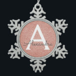 Rosa-Gold-Glitzer und Sparklogramm Schneeflocken Zinn-Ornament<br><div class="desc">Rosa Rose Gold Imitate Glitzer und sparkle Elegant Monogram Weihnachtsschmuck. Dieses Ornament kann so angepasst werden,  dass es Ihren Anfangs- und Vornamen enthält.</div>