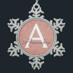 Rosa-Gold-Glitzer und Sparklogramm Schneeflocken Zinn-Ornament<br><div class="desc">Rosa Rose Gold Imitate Glitzer und sparkle Elegant Monogram Weihnachtsschmuck. Dieses Ornament kann so angepasst werden,  dass es Ihren Anfangs- und Vornamen enthält.</div>