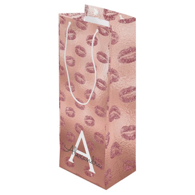 Rosa Gold Lipstick Kisses Monogram Birthday Geschenktüte Für Weinflaschen (Rückseite Schrägansicht)