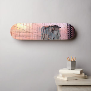 Rosa Goldvögel auf einem Hochdraht-Skateboard Skateboard