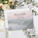 Rosa Graue Foggy Mountains Rettete unser Datum Hoc Save The Date<br><div class="desc">Soft gedämpfte rosa und graue nebelbedeckte Berge Hochzeit Rettete unsere Date Cards ohne Foto. Personalisieren Sie mit Ihrem eigenen Text. Kontaktieren Sie uns für Hilfe bei der Anpassung oder um passende Produkte anzufordern.</div>