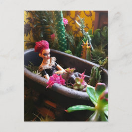 Rosa Haarbüppe in einer rosa Badewanne in der Wüst Postkarte