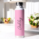 Rosa handgeschriebene Textelegante Trinkflasche<br><div class="desc">Pink Elegant Water Flasche mit der Option,  Namen mit schönen kalligraphischen Text hinzufügen. Mehr Produkte mit diesem Design sind in der folgenden Kollektion zu finden.</div>