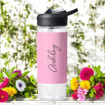 Rosa handgeschriebene Textelegante Trinkflasche<br><div class="desc">Pink Elegant Water Flasche mit der Option, Namen mit schönen kalligraphischen Text hinzufügen. Mehr Produkte mit diesem Design sind in der folgenden Kollektion zu finden.</div>