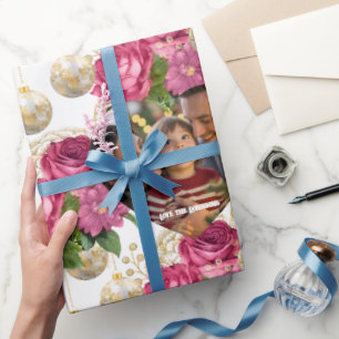 Rosa Hauch und Goldene Weihnachtsdekoration - Benu Geschenkpapier
