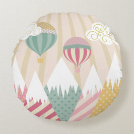 Rosa Heißluftballon und Bergwelt Rundes Kissen
