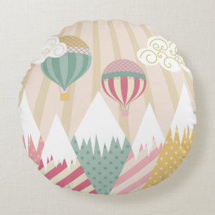 Rosa Heißluftballon und Bergwelt Rundes Kissen