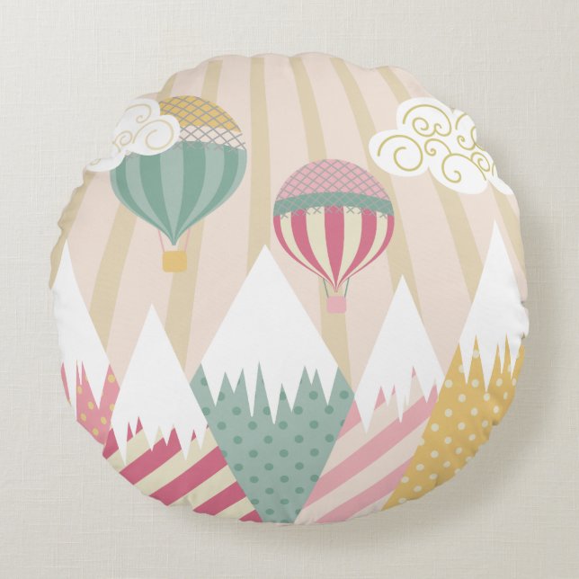 Rosa Heißluftballon und Bergwelt Rundes Kissen (Vorderseite)