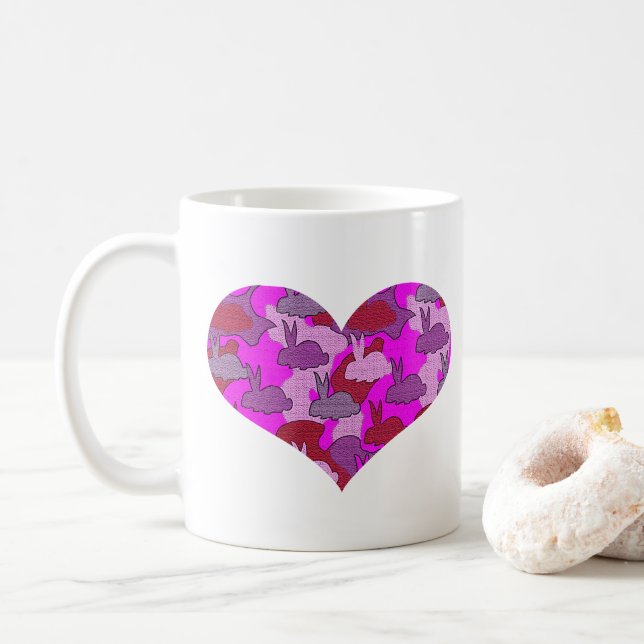 Rosa Herz geformte Häschen-Camouflageentwurf Tasse (Mit Donut)