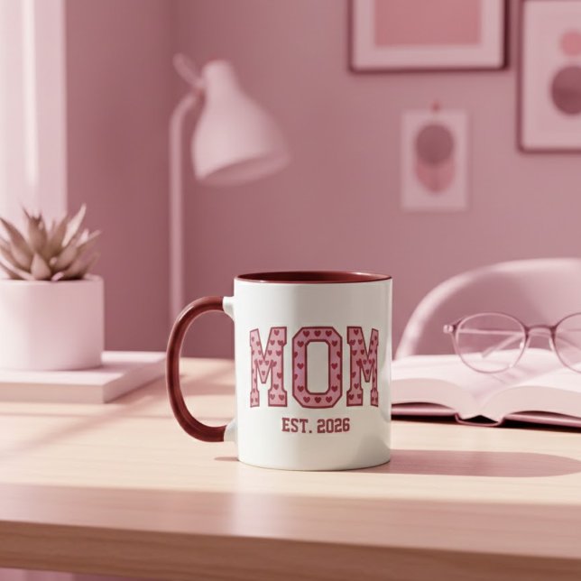 Rosa Herz Mutter Abschlussjahr Varsity-Design Tasse (Von Creator hochgeladen)