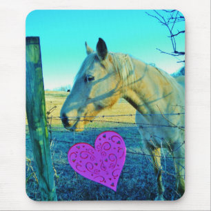 Rosa Herz und gelbes Pferd Mousepad