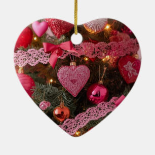 Rosa Herzen, rote Zwiebeln an einem romantischen V Keramik Ornament