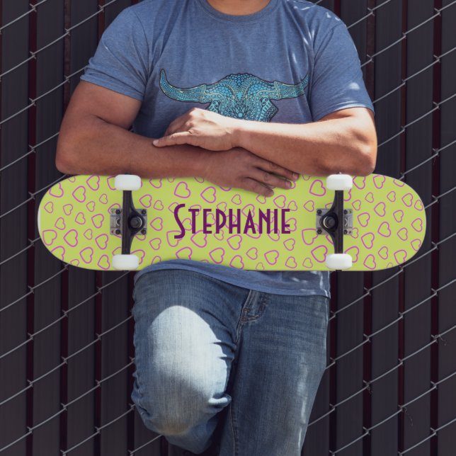 rosa Herzmuster auf gelbem Hintergrund mit Name Skateboard (Außenbereich 3)