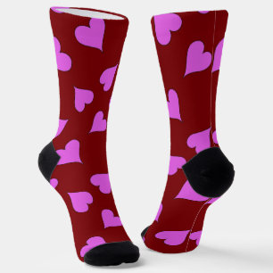 Rosa Herzmuster auf roten Socken