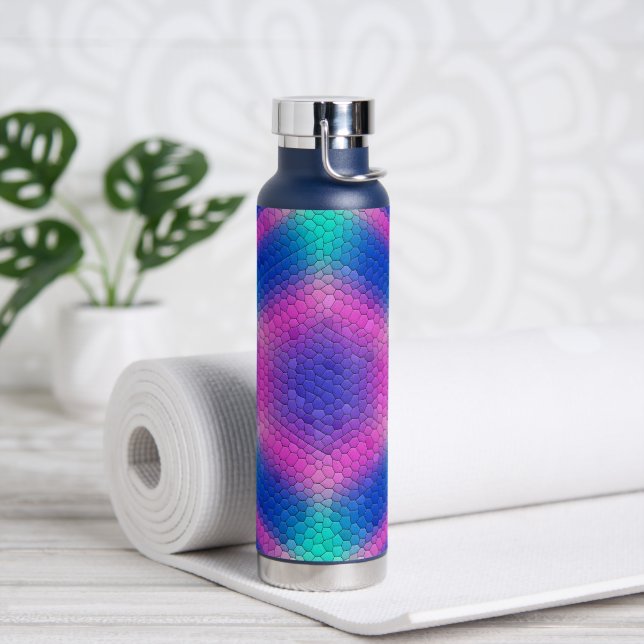 Rosa Hexagon Mosaik auf blauem Gradient Trinkflasche (Yoga)