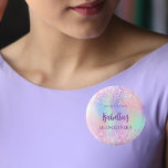 Rosa holografische Bezeichnung Quinceanera Button<br><div class="desc">Für eine Quinceañera,  15. Geburtstagsparty. Ein holografischer Hintergrund in lila,  rosa und minzgrün. Mit Konfetti dekoriert. Personalisieren und fügen Sie ein Datum,  Name und Alter 15. Kann sowohl als Gastgeschenk,  Save the Date oder als Namensschild für die Gäste verwendet werden.</div>