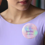 Rosa holografischer Name Geburtstagsparty Button<br><div class="desc">Für eine 18. Geburtstagsfeier (oder jedes Alter). Ein holografischer Hintergrund in lila,  rosa und minzgrün. Mit Konfetti dekoriert. Personalisieren und fügen Sie Datum,  Namen und Alter hinzu. Kann sowohl als Gastgeschenk,  Save the Date oder als Namensschild für die Gäste verwendet werden.</div>
