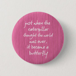 Rosa Holz mit Inspirierend Schmetterlingszitat Button