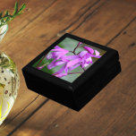 Rosa Hyacinth Orchius Erinnerungskiste<br><div class="desc">In dieser hölzernen Geschenkboxen mit Keramik-Fliesen,  die ein Foto von rosa Hyacinth-Orchideen,  auch als Chinesischer Ground Orchid bekannt,  eine Sorte harter Orchideen,  aufbewahren,  Schmuck,  Schmuck und andere kleine Keepsakes. Ein schönes,  blumengeschmücktes Design! Wählen Sie Ihre Geschenkboxen und Farbe.</div>