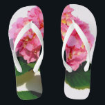 Rosa Hydrangea Rosa Blume Flip Flops<br><div class="desc">"Ein faszinierendes Foto einer romantischen, rosa Hydrangea aus meinen Gärten, die ihre üppigen, zarten Blüten und die reichen, regalen Farbtöne einfangen, die ein Gefühl von Geheimnis und Leidenschaft hervorrufen."</div>