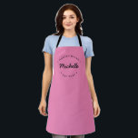 Rosa Individuelle Name Jahr Master Baker Schürze<br><div class="desc">Viele Talente kommen aus dieser Küche. Passen Sie den Namen an und legen Sie das Jahr fest,  wie Sie möchten. Diese personalisierte Schürze ist rosa und schwarz. Stilvolle Typografie-Behandlung. Ermuntern Sie den Bäcker in Ihrem Leben mit einem besonderen Geschenk.</div>