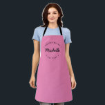 Rosa Individuelle Name Jahr Master Baker Schürze<br><div class="desc">Viele Talente kommen aus dieser Küche. Passen Sie den Namen an und legen Sie das Jahr fest,  wie Sie möchten. Diese personalisierte Schürze ist rosa und schwarz. Stilvolle Typografie-Behandlung. Ermuntern Sie den Bäcker in Ihrem Leben mit einem besonderen Geschenk.</div>
