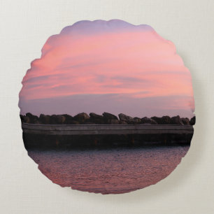 Rosa karibischer Sonnenuntergang über ruhiger See Rundes Kissen