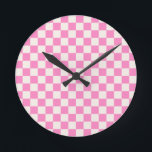 Rosa Karo, Prüfplatine-Muster, geprüft Runde Wanduhr<br><div class="desc">Kariertes Muster - rosa und cremeweiße Schachbretter.</div>
