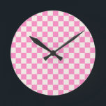 Rosa Karo, Prüfplatine-Muster, geprüft Runde Wanduhr<br><div class="desc">Kariertes Muster - rosa und cremeweiße Schachbretter.</div>