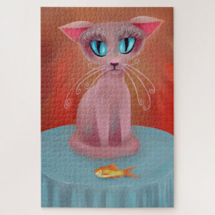 Rosa Katze mit Goldfish auf einem blauen Tisch