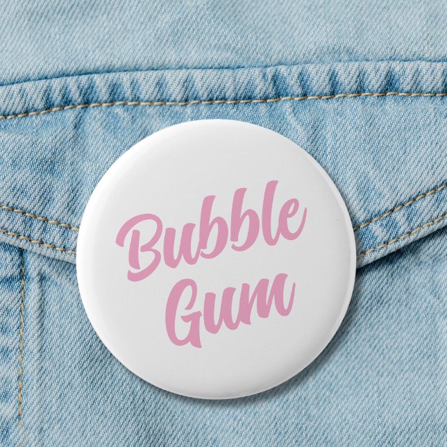 Rosa Kaugummi einfache Typografie Lustig Whimsical Button (Von Creator hochgeladen)