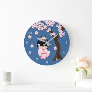 Rosa Kimono Kawaii Kokeshi-Puppe auf Blau Große Wanduhr