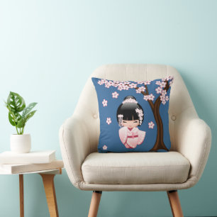 Rosa Kimono Kawaii Kokeshi-Puppe auf Blau Kissen