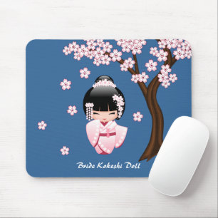 Rosa Kimono Kawaii Kokeshi-Puppe auf Blau Mousepad