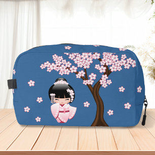Rosa Kimono Kawaii Kokeshi-Puppe auf Blau Waschbeutel