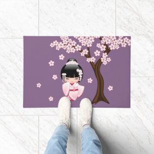 Rosa Kimono Kawaii Kokeshi-Puppe auf Lila Fußmatte