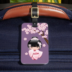 Rosa Kimono Kawaii Kokeshi-Puppe auf Lila Gepäckanhänger