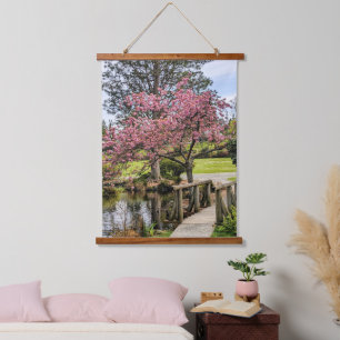 Rosa Kirschblüten und Holzsteg Wandteppich Mit Holzrahmen