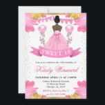 Rosa Kleid Dunkle Hautdruckerin Sweet 16 Einladung<br><div class="desc">Elegante Aquarell dunkle Haut Prinzessin in rosa Kleidung Design mit rosa und goldfarbenen Blume,  Ballons und vergoldeten Glitzer Konfetti.</div>