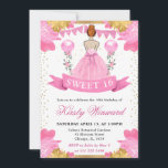 Rosa Kleid Rothaarige Prinzessin Sweet 16 Einladung<br><div class="desc">Elegante Aquarelldruckerin in rosa Kleiderdesign mit rosa und goldfarbenen Blume,  Ballons und goldenen Glitzer Konfetti.</div>